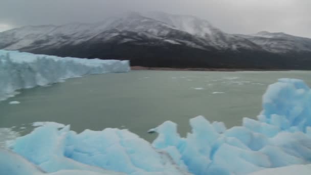 Läppen av en glaciär i Patagonien — Stockvideo