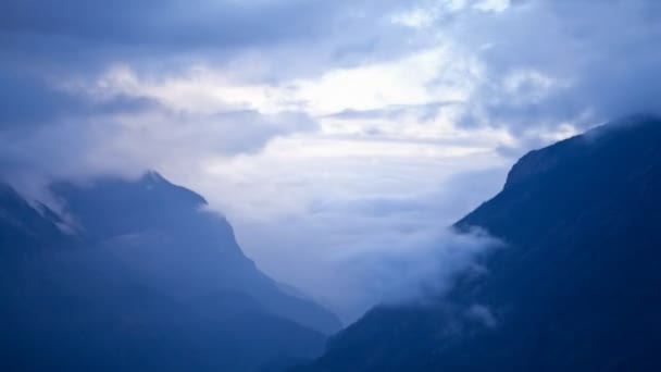 Bergen omgeven wolken — Stockvideo