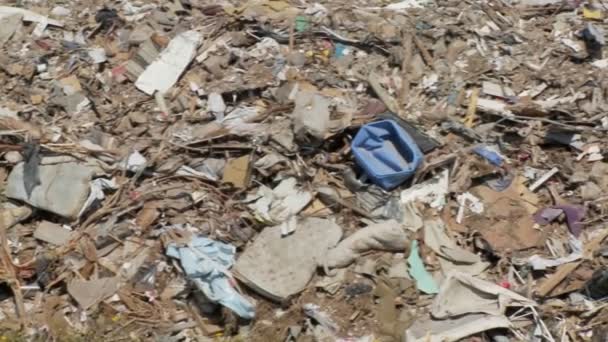 La basura se amontona tras la devastación. — Vídeos de Stock