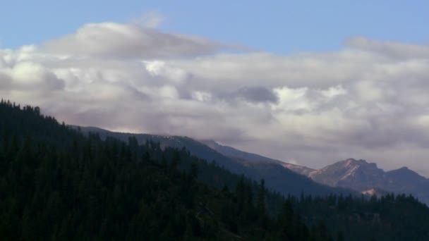 Nubes ruedan sobre las montañas de Sierra Nevada — Vídeos de Stock