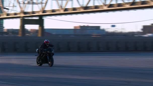 A rider performs stunts on a motorcycle — Stock Video