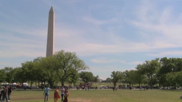 Monumento a Washington com nuvens movendo-se no céu — Vídeo de Stock