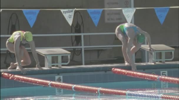 Los nadadores se preparan para comenzar una carrera . — Vídeos de Stock