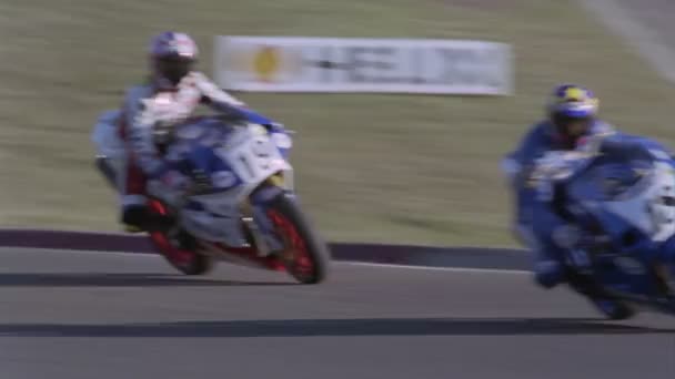 Motocicletas carrera alrededor de una pista — Vídeo de stock