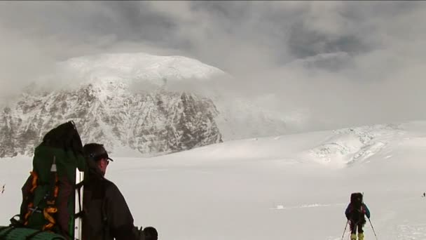 Ορειβάτες με επικεφαλής έξω πέρα από το χιόνι — Αρχείο Βίντεο