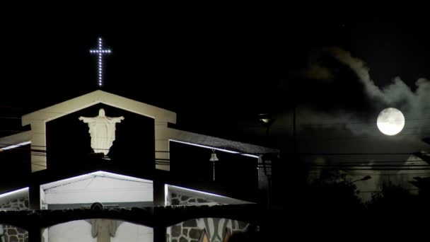 Maanlicht schijnt neer op de kerk — Stockvideo