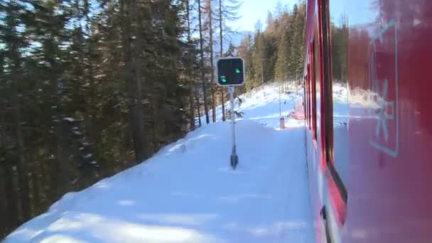 Поїзд, коли він рухається через сніговий пейзаж — стокове відео