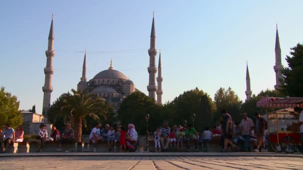 La gente cammina davanti alla moschea — Video Stock