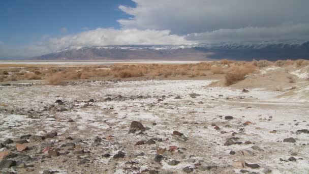 Wolken boven de Owens Valley droge bedding van het meer — Stockvideo