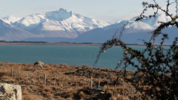 Jezero Argentina a snowclad Andách — Stock video