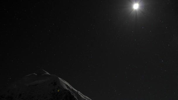 Luna pasando por el pico del Himalaya — Vídeos de Stock