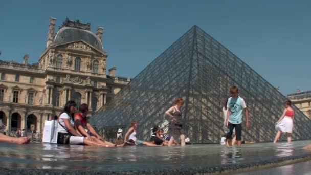 Peopel poblíž Louvre v Paříži. — Stock video