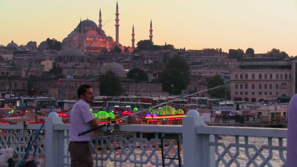 Balıkçı bir cami önünde — Stok video