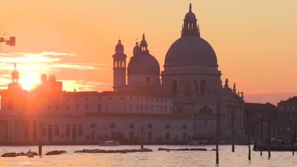 Zonsondergang over kathedraal van Venetië — Stockvideo