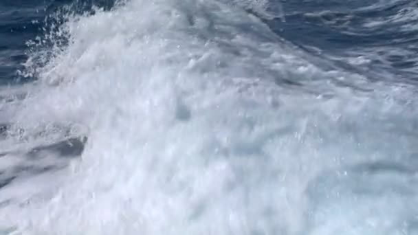 Bir tekne bir gemi tarafındaki izinde — Stok video