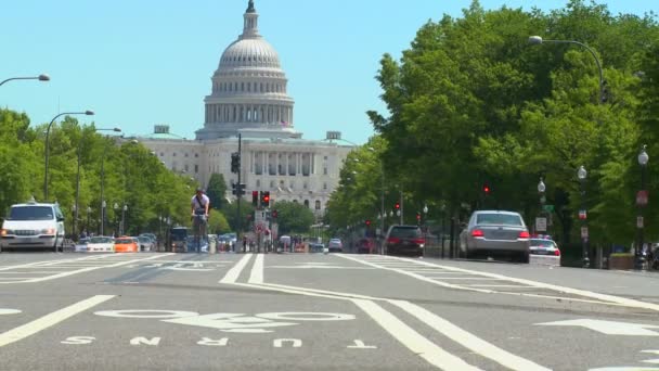 Pedales de bicicleta por Pennsylvania Ave — Vídeo de stock