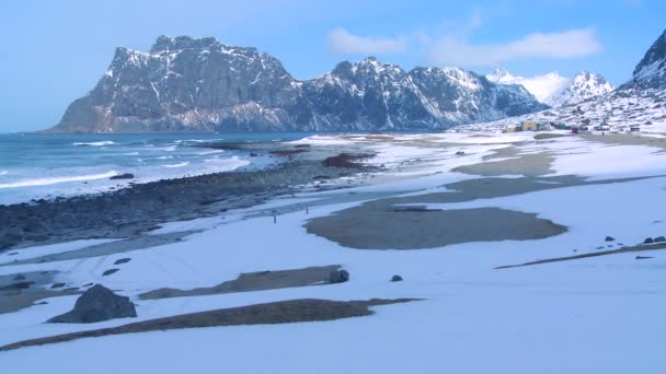 Ondas rolam na praia coberta de neve — Vídeo de Stock