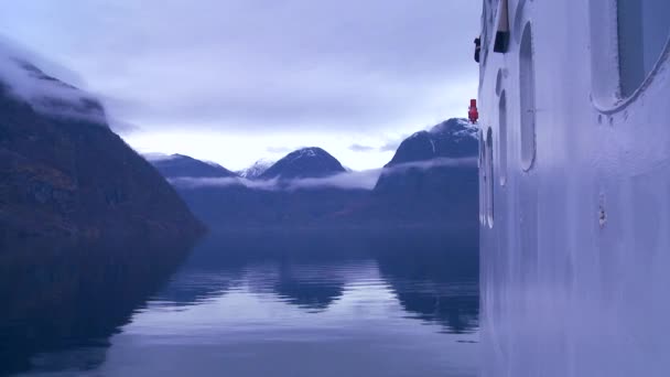 Поромний човен пропливає через туман — стокове відео