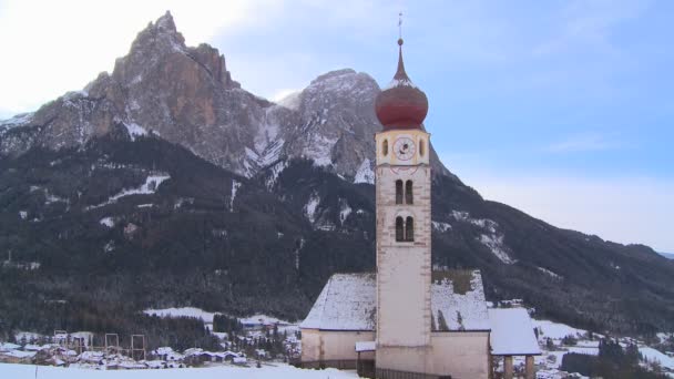 Iglesia en un pueblo tirolés nevado — Vídeo de stock
