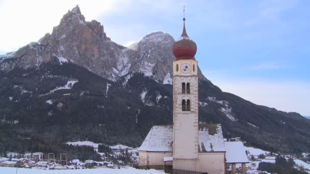 Igreja em uma aldeia Tirolean snowbound — Vídeo de Stock