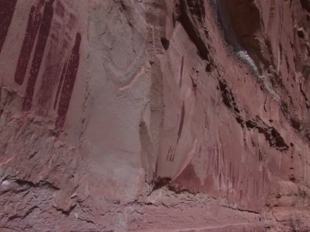 Petroglifos en una pared de cañón — Vídeos de Stock
