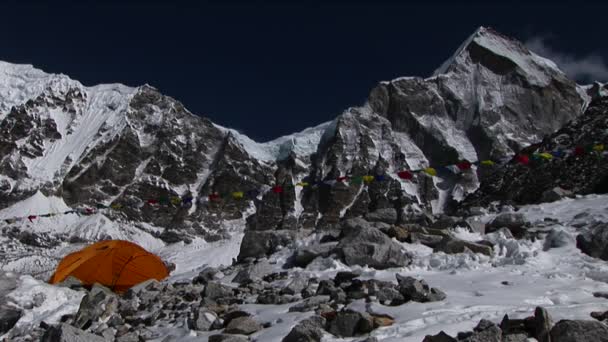 Alpinista entra na tenda no acampamento base — Vídeo de Stock