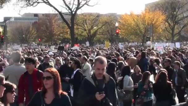 Multitudes caminan en una manifestación — Vídeos de Stock