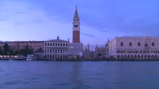 Zonsondergang op de grachten van Venetië — Stockvideo