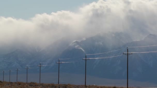 Sierra Nevadas con pali telefonici — Video Stock
