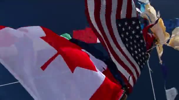 Pólo da bandeira no acampamento base — Vídeo de Stock