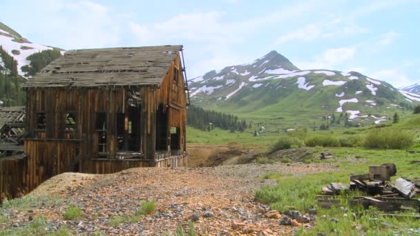 En forlatt gruve i fjellene – stockvideo