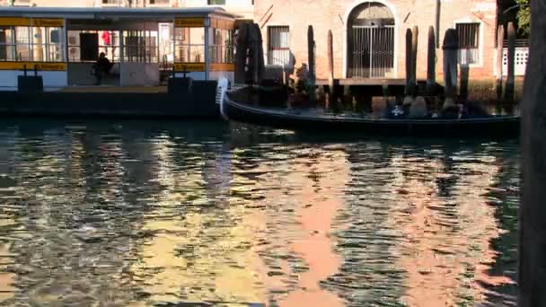 Gondel roeide over water in Venetië — Stockvideo