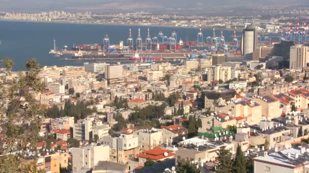 Gebouwen en de Bahá ' í tempel in Haifa — Stockvideo