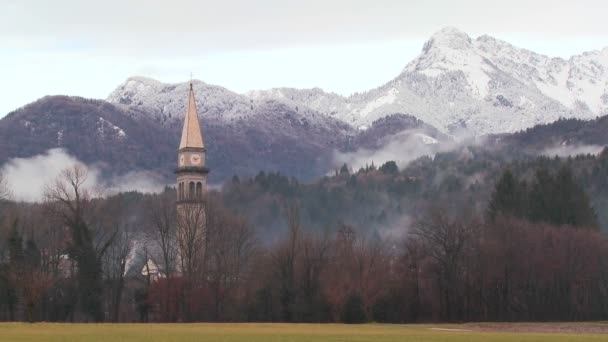Iglesia fotografiada contra los Alpes de Eslovenia — Vídeos de Stock