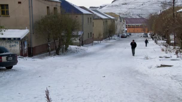 Folk går på gatorna i vinter — Stockvideo