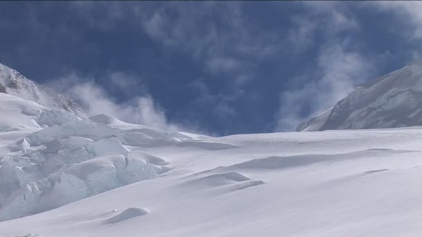 Ligne d'alpinistes au-dessus du camp — Video