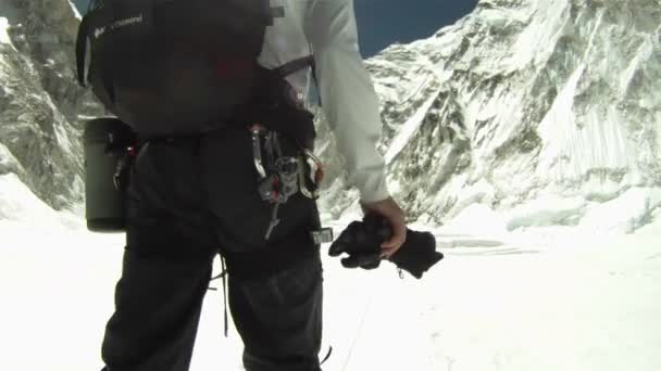 Climber walking in mountains — Stock Video