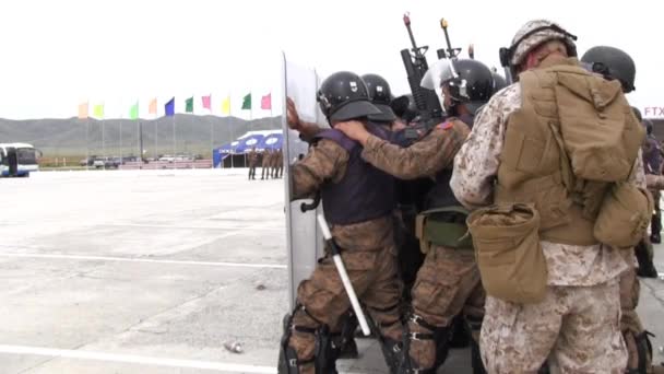 Las tropas chinas practican la supresión — Vídeo de stock