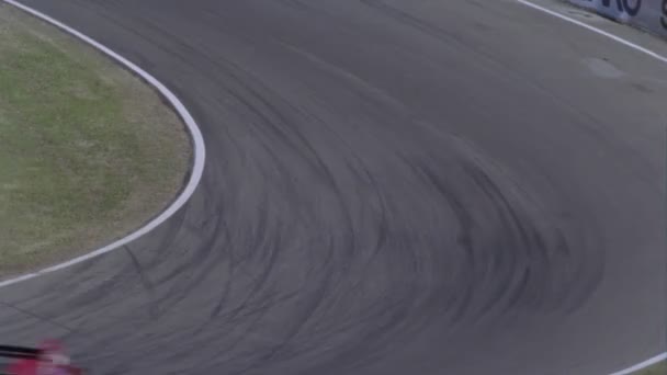 Race cars speed around a sharp — Stock Video