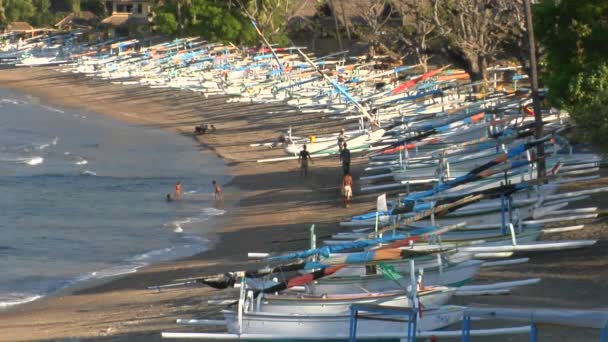 Toeristen lopen op een strand — Stockvideo