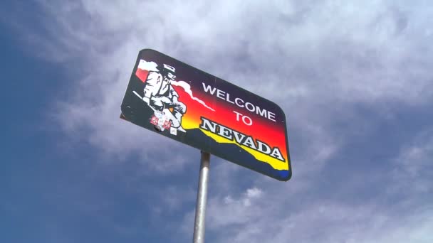 Un cartel da la bienvenida a los visitantes a Nevada — Vídeo de stock