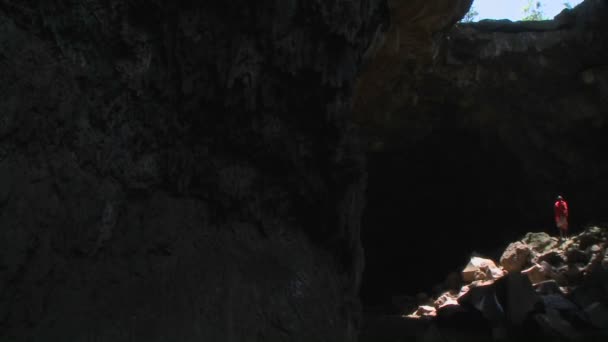 Guerrero Masai pisando una cueva en Kenia — Vídeos de Stock