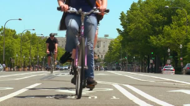 Fahrräder strampeln Wimpel hinunter — Stockvideo