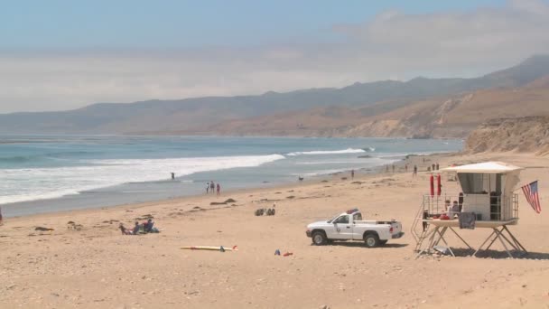 加州的海岸线和生命守卫站 — 图库视频影像