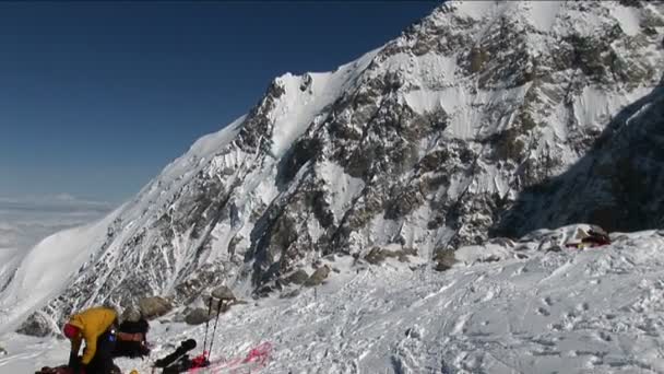 Horolezec prepping nedaleko tábora — Stock video