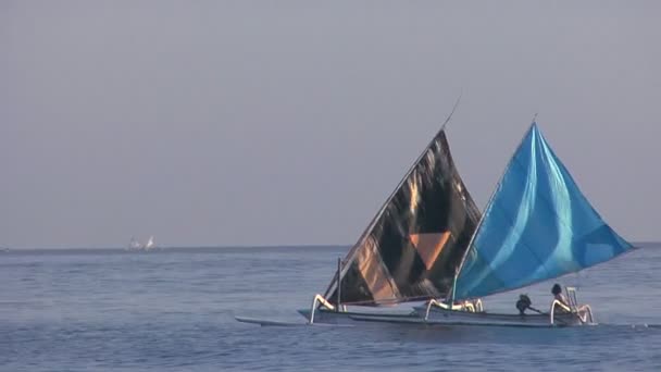 Um barco de pesca catamarã — Vídeo de Stock