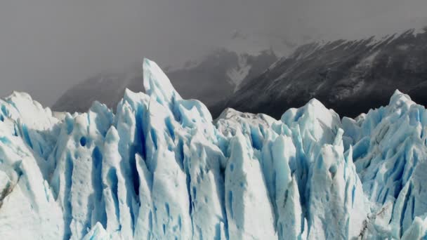 Ледник стоит против прочных гор — стоковое видео