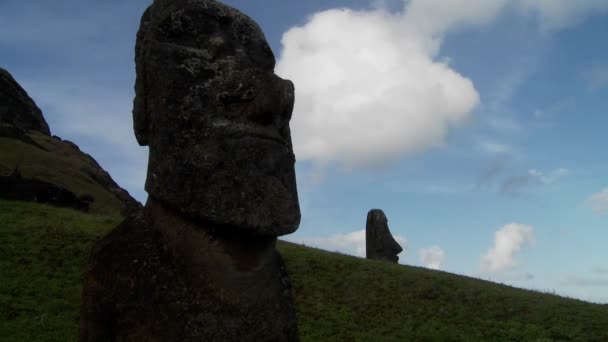 Nubes moviéndose detrás de las estatuas de Isla de Pascua — Vídeo de stock