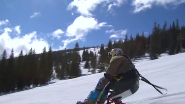 Zraněný veterán soutěží lyžařské středisko — Stock video