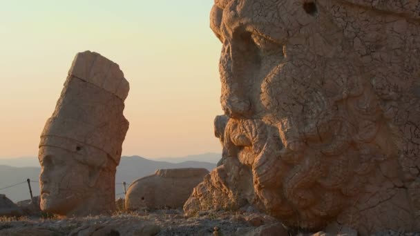 Ruinas arqueológicas en la cumbre del monte. Nemrut. — Vídeos de Stock